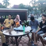 Bupati Pamekasan Badrut Tamam saat berbincang dengan masyarakat di Taman Aspirasi.