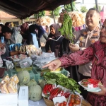Kapolres Pasuruan, AKBP Teddy Chandra, bersama Pj Bupati Pasuruan, Andriyanto, saat berdialog dengan warga yang memanfaatkan bazar sembako murah ramadan.