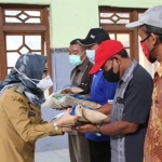 Wakil Bupati Kediri Dewi Mariya Ulfa didampingi Plt. Kepala Dinas Pertanian dan Perkebunan Anang Widodo, saat menyerahkan bantuan benih padi kepada petani Tarokan. (foto: ist.)