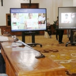 Gubernur Khofifah didampingi Wakil Gubernur Emil Elestianto Dardak, serta Dirut RSUD Dr Soetomo, saat berdialog dengan salah satu pasien yang sembuh dari Covid-19 melalui video conference di Gedung Negara Grahadi.