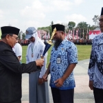 Bupati Blitar, Rijanto juga menyerahkan piala ke sejumlah pelajar yang berprestasi dalam upacara peringatan Hari Sumpah Pemuda ke-91 di Alun-alun Kanigoro, Senin (28/10/2019). 