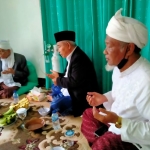 Tuan Guru Haji (TGH) Turmudzi Badaruddin (kiri), Prof Dr KH Asep Saifuddin Chalim, MA (tengah) dan Tuan Guru Haji (TGH) Ma’arif Makmun (kanan) di Pondok Pesantren Qomarul Huda Bagu Lombok Tengah NTB, Ahad (19/12/2021). Foto: MMA/ BANGSAONLINE.com