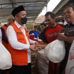 Wakil Bupati Pasuruan Abdul Mujib Imron (dua dari kiri) saat menyerahkan bantuan kepada korban bencana puting beliung di Desa Candibinangun.
