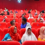 Pengasuh dan anak yatim piatu saat berada dalam gedung bioskop.