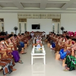 Bupati Ponorogo Sugiri Sancoko bersama istrinya, Susilowati santuni puluhan anak yatim piatu dan gelar doa bersama, di Rumah Dinas Bupati Ponorogo, Minggu (28/2/2021). (foto: ist)