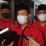 Ketua DPC PDI-P Kediri Murdi Hantoro (tengah) saat memberi keterangan kepada wartawan didampingi oleh Anggota Fraksi PDI-P DPRD Kabupaten Kediri H. Sulkani (kanan), dan Bendahara DPC Gatot. foto: MUJI HARJITA/ BANGSAONLINE