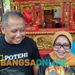 Toni Harsono dan Mundjidah Wahab saat diwawancarai wartawan. Foto: AAN AMRULLOH/BANGSAONLINE