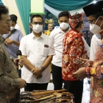 Bupati Muhdlor saat membuka pameran keris dan benda pusaka di Kantor Disporapar Sidoarjo, Rabu (2/3) sore. foto: ist.