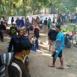 Warga Desa Pesanggrahan Kota Batu saat unjuk rasa menolak pembangunan objek wana wisata di area Sumber Kasinan beberapa waktu lalu. (foto: ist).