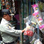 Satpol PP saat memeriksa warung yang menjual permen diduga mengandung bahan berbahaya.