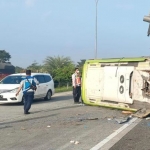 Bus pariwisata milik PO Ardiansyah yang kecelakaan tunggal di Tol Surabaya-Mojokerto (Sumo), Senin (16/5/2022). Foto: Humas Pemprov Jatim