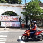 Pintu gerbang kantor Desa Ngebrak yang disegel warga. (foto: Muji Harjita/ BANGSAONLINE)

