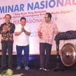 Gus Ipul saat membuka Seminar Nasional “Yang Muda Yang Berkarya, Generasi Millenial Optimis Menyongsong Revolusi Media Digital” dalam rangka Hari Pers Nasional (HPN) di Hotel Garden Palace Surabaya, Kamis (7/2). foto: ist