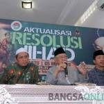 KH Salahuddin Wahid (Gus Solah), Pengasuh Ponpes Tebuireng Jombang (tengah), KH Imam Mawardi (kanan), KH Miftahurrohman (kiri) saat konferensi pers pelaksanaan rapat akbar aktualisasi resolusi jihad, Sabtu (30/10) lalu. foto: RONY S/ BANGSAONLINE