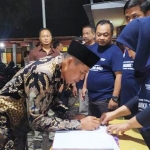 Pasangan cabup Awaludin Djamin dan cawabup Asiruddin saat mendaftar di kantor KPU Jember.