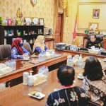 Bupati Jember, Hendy Siswanto, saat menerima kunjungan PDGI Jatim beserta perwakilan FKG Unej.
