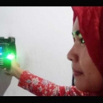 Seorang pegawai sedang absen menggunakan fingerprint. foto: ilustrasi/tribunnews