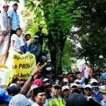 Ribuan orang dari berbagai lapisan masyarakat dari Desa Srimulyo, Kecamatan Dampit Kabupaten Malang mendatangi Polres Malang.