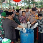 Pemusnahan ribuan liter minuman keras oleh Bupati Tuban Fathul Huda bersama Forkopimda.