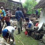 Kondisi rumah warga yang rusak dihantam longsor.