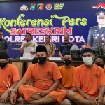 Kasatreskrim Polres Kediri Kota, AKP Nova Indra Pratama, saat menggelar konferensi pers dengan memperlihatkan para tersangka. Foto: Ist