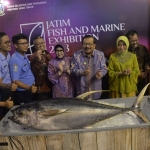 Pakde dan Bude Karwo foto bersama Kepala Dinas Perikanan dan Kelautan Jatim, Heru Tjahjono.