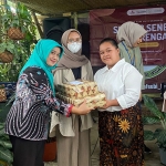 Penyerahan hadiah kepada pemenang lomba masak berbahan ubi.