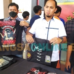 Kasatreskrim Polres Jombang AKP Giadi Nugraha menunjukkan barang bukti berupa seragam perguruan silat saat rilis pers. Foto: AAN AMRULLOH/  BANGSAONLINE