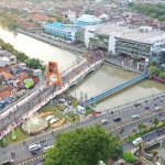 Jembatan Sawunggaling tampak siang hari.