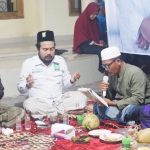 Khotib Marzuki (dua dari kiri) saat menggelar Khotmil Qur