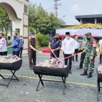 Kajari Sidoarjo memimpin pemusnahan barang bukti berupa narkoba di halaman kantor setempat, Rabu (9/6/2021). 