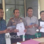 Kapolres Blitar AKBP Slamet Waloya saat menunjukkan barang bukti OTT. foto: AKINA/ BANGSAONLINE