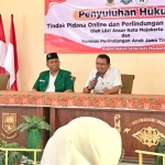 Kabag Hukum Setdakot Mojokerto, Agus Triyanto, didampingi Ketua LBH Ansor Kota Mojokerto, Lukman Sugiarto Wijaya, membuka sosialisasi hukum di Kelurahan Meri.