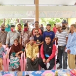 Kondisi penyambutan Oong (duduk pakai sarung dan songkok) dari Medan di Balai Kelurahan Parteker, Pamekasan bersama Tim FRPB Pamekasan, Pemerintah Kecamatan, Relawan Surabaya dan Relawan Medan.