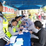 Para pelanggar saat menunggu proses penilangan dari pihak Satlantas Polres Malang Kota usai terjaring operasi patuh Semeru di Terminal Landungsari Malang, Rabu (11/09). foto: IWAN IRAWAN/ BANGSAONLINE