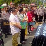 Sejumlah anggota DPRD Trenggalek saat menemui massa aksi dari mahasiswa yang menolak kenaikan harga BBM. Foto: HERMAN SUBAGYO/BANGSAONLINE