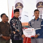 Bupati Sidoarjo, Ahmad Muhdlor Ali, secara simbolis menyerahkan bantuan untuk warga sekitar TPA Jabon.