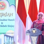 Gubernur Khofifah saat memberi sambutan ketika peresmian Masjid Zainabur Ramli dan Warung Bebek Sinjay di Bangkalan.