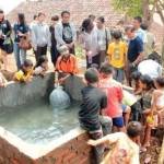 ?

Puluhan mahasiswa asing bergotong royong bangun fasum di salah satu dusun di Jatirejo. Foto:gunadhi/BANGSAONLINE