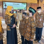 Wali Kota Mojokerto Ika Puspitasari saat menyapa kafilah.