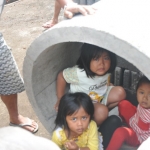 Para anak-anak Desa Kedungsalam juga memainkan buis beton yang merupakan material untuk membangun gorong-gorong di TMMD 106.