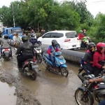 Pipa gas milik PT. PGN yang diletakkan warga di tengah jalan. foto: istimewa