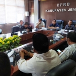 Kelompok Aktivis Jember yang mendukung pengajuan hak interpelasi ditemui sejumlah anggota DPRD Jember.