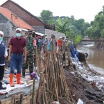 Gubernur Jatim Khofifah (dua dari kiri) saat meninjau penanganan bencana, beberapa waktu lalu.