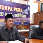 Wakil Ketua DPRD Gresik, Nur Qolib (FPPP) dan Solehudin (FKB). foto: SYUHUD/ BANGSAONLINE