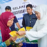 Khofifah Indar Parawansa saat menyapa masyarakat dalam pasar murah di Lumajang.