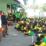 Kepala Sekolah Sampah Kediri, Benny Prastya saat memaparkan cara mengolah sampah organik dengan sistem ember tumpuk dihadapan para siswa SMP Negeri 1 Wates. Foto: Ist.