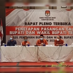 Gus Yani-Bu Min memberikan sambutan usai ditetapkan KPU menjadi Bupati-Wabup Gresik terpilih, 22 Januari 2021. foto: SYUHUD/ BANGSAONLINE