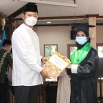 Bupati Yuhronur Efendi saat tes sambung ayat pada siswa tahfiz. (foto: ist)