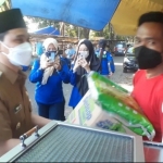 Gus Barra saat membagikan paket sembako kepada para pedagang.